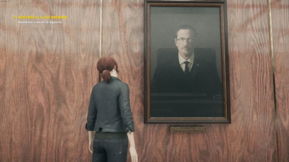 Control: Jesse Faden observando un cuadro del actual director de la agencia Zacariah Trench.