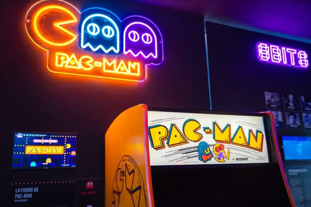 PAC-MAN celebra su 45 aniversario en el OXO Museo del Videojuego de Málaga PAC-MAN celebra su 45 aniversario en el Museo del Videojuego OXO de Málaga